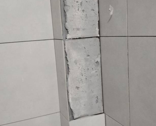 南召瓷砖空鼓维修公司分享下瓷砖施工前基层浇水润湿程度不足，可能导致以下问题